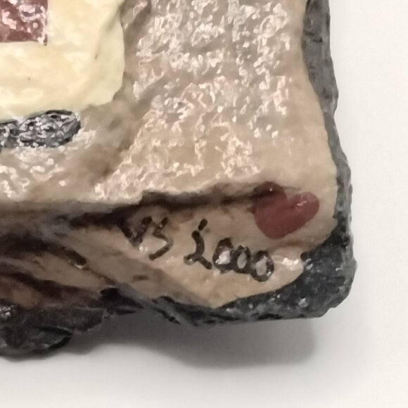 Santa Claus Pin Hand Painted Stone Noel Artisan Signed VS 2000 - Picture 4 of 7